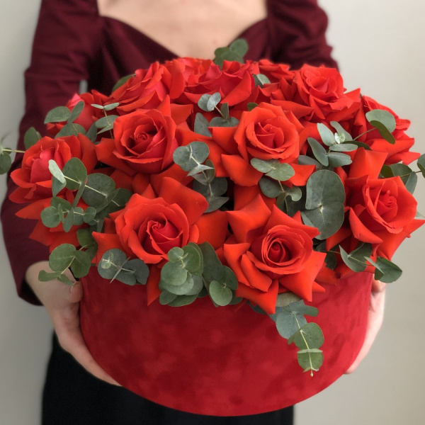 КОРОБКА ИЗ ФРАНЦУЗСКИХ РОЗ И ЭВКАЛИПТА